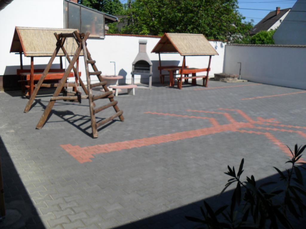 Oazis Apartman Harkany Exterior photo